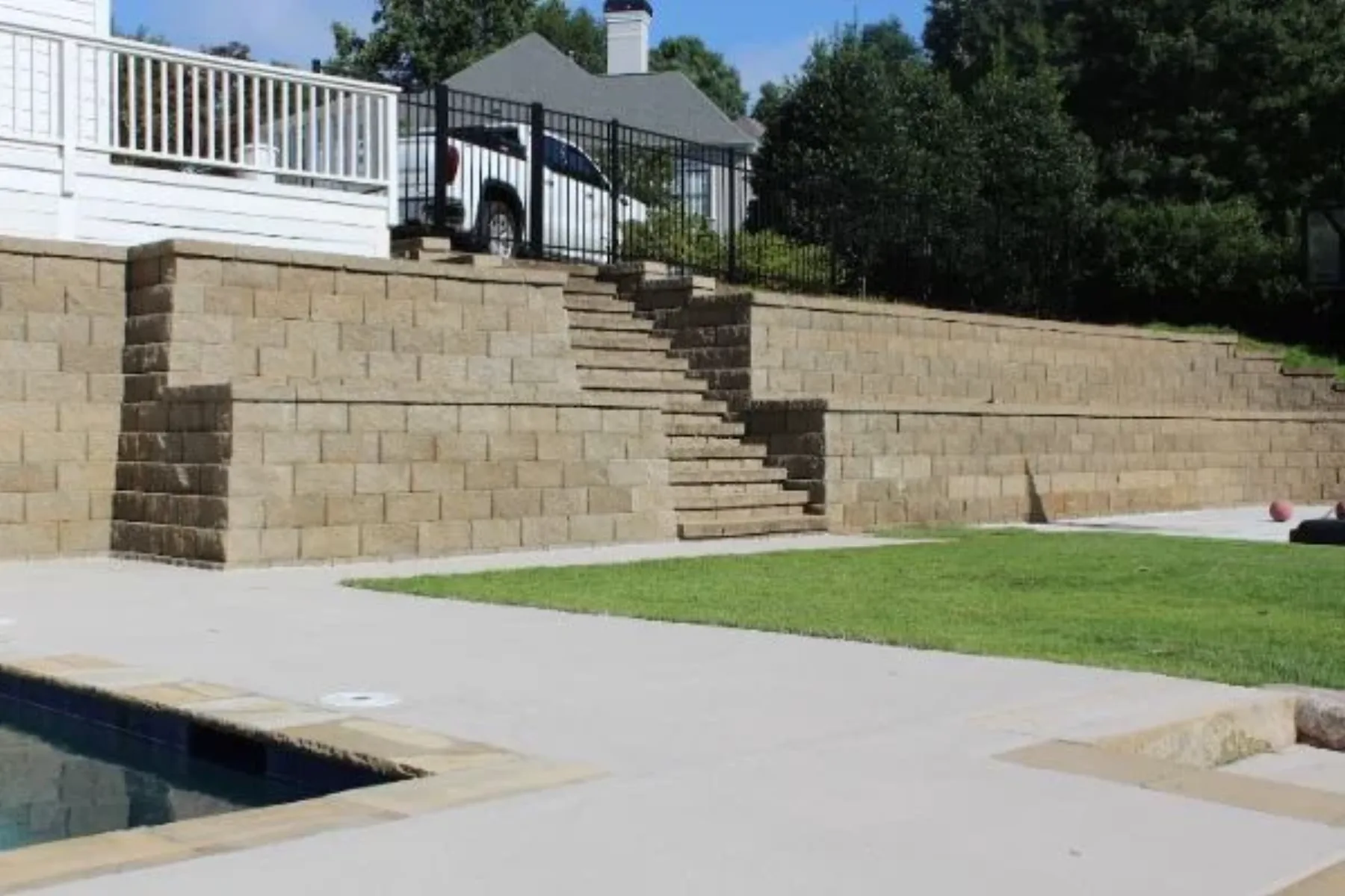 Retaining wall and prepared outdoor construction site